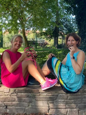 Zwei Frauen im Park mit Springseil und Fitness-Armband – Herbst Workout