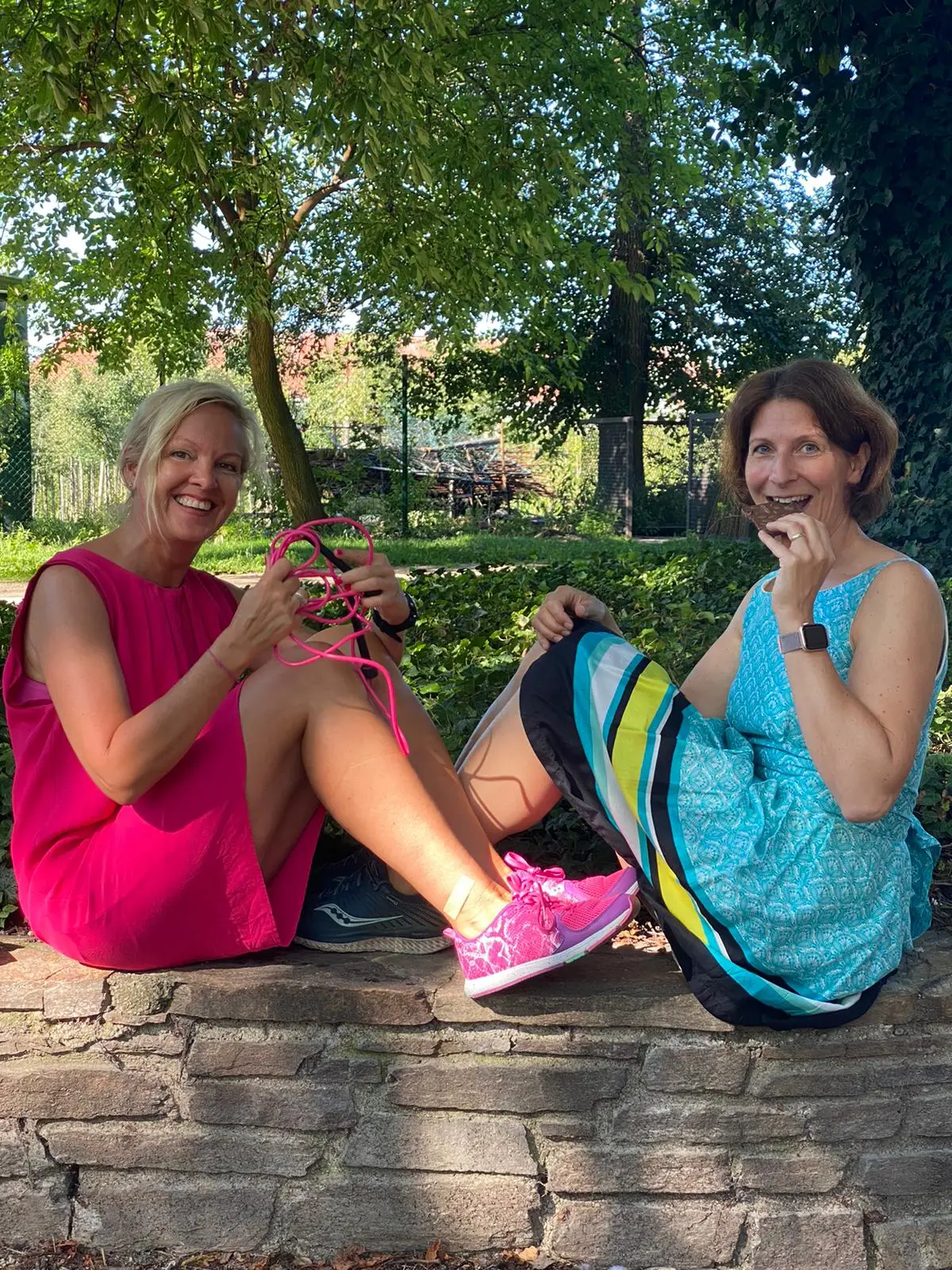 Zwei Frauen im Park mit Springseil und Fitness-Armband – Herbst Workout