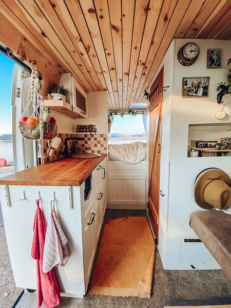 Bauplan Fiat Ducato – Stracciatella Campervan 5 Längansicht des ausgebauten Fiat Ducato Campervans mit Küchenzeile und Wohnbereich