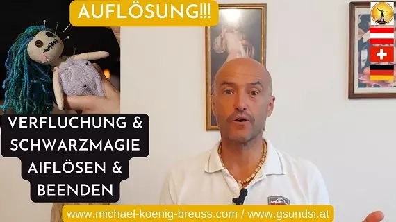 Michael König-Breuss vor Gemälden, Textbox Aufgelöst Verfluchung und Schwarzmagie aiflösen und beenden