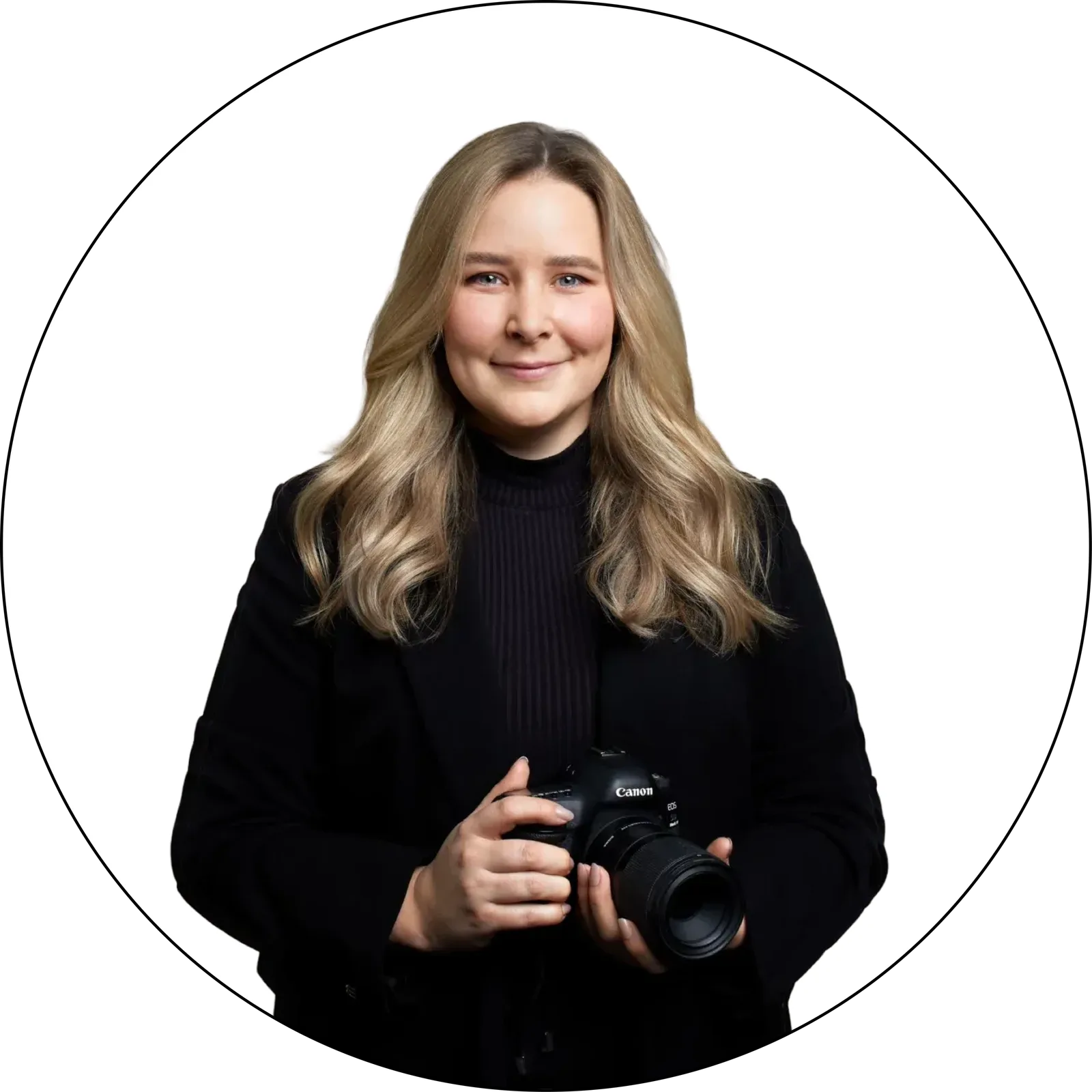 Junge blonde Frau mit welligem Haar in schwarzer Kleidung hält Canon Kamera, Portrait im Kreis