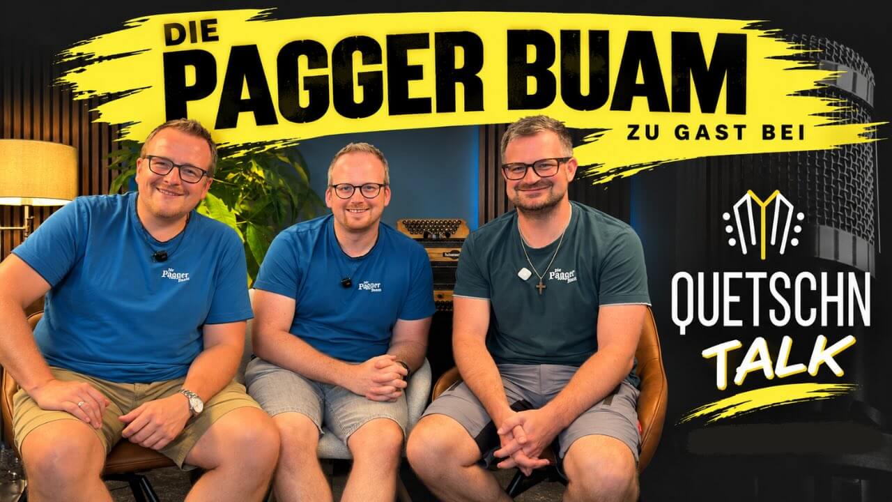 Drei Männer in Quetschn-T-Shirts im Studio mit gelbem 'Die Pagger Buam zu Gast bei' Banner