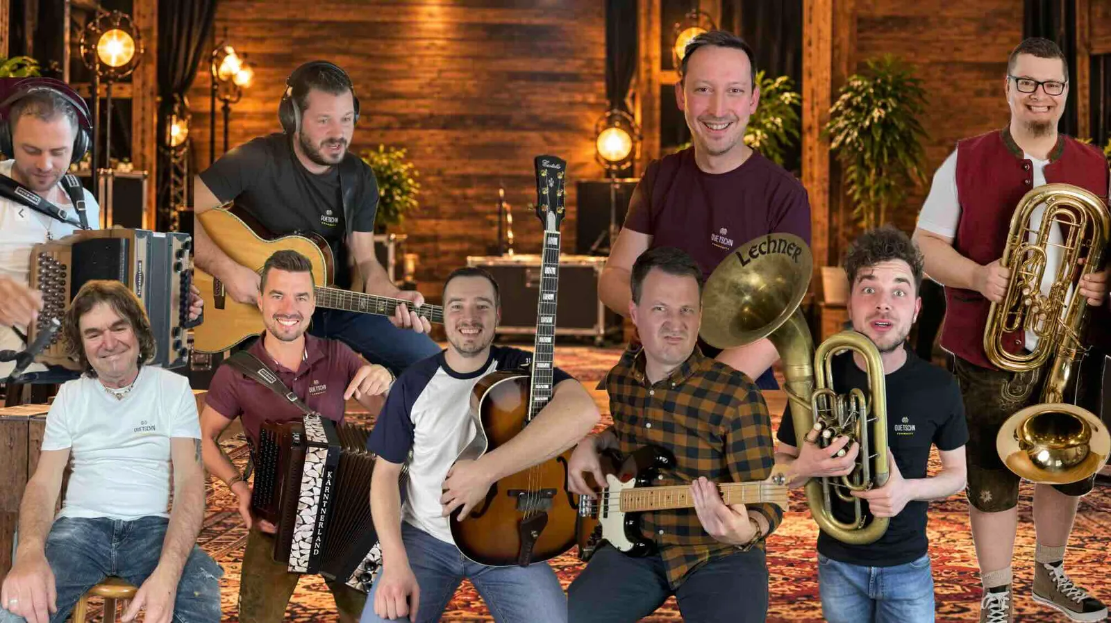 Band-Feeling Gruppenfoto der My Quetschn Community mit neun Musikern in Studiounterwelt