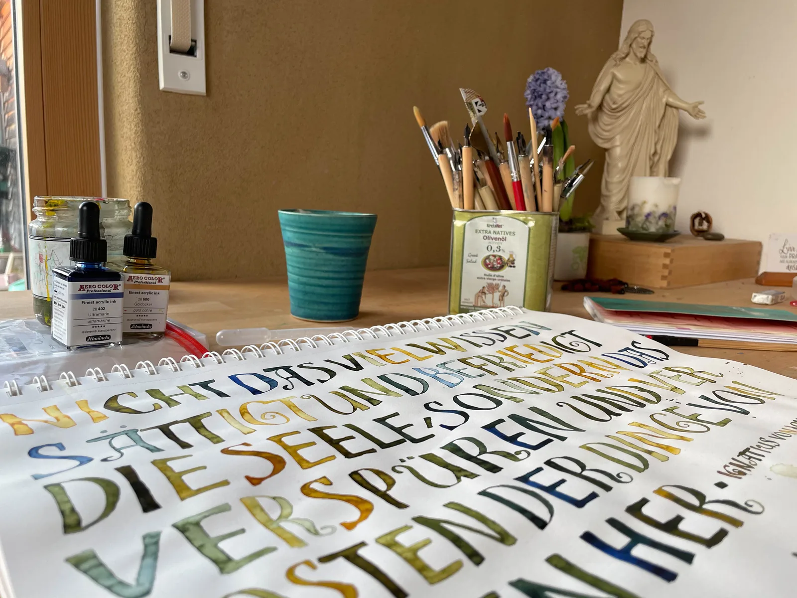 Schreibtisch mit Schreibfeder, Papier und Ben Shahn Lettering Beispielen von Ramona Weyde