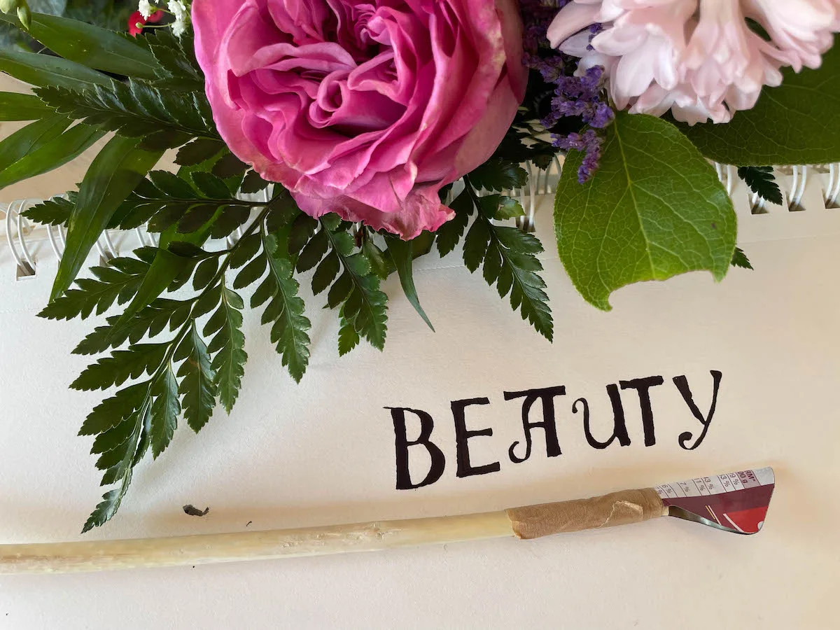 Nahaufnahme Faltfeder Schreibwerkzeug für Lettering