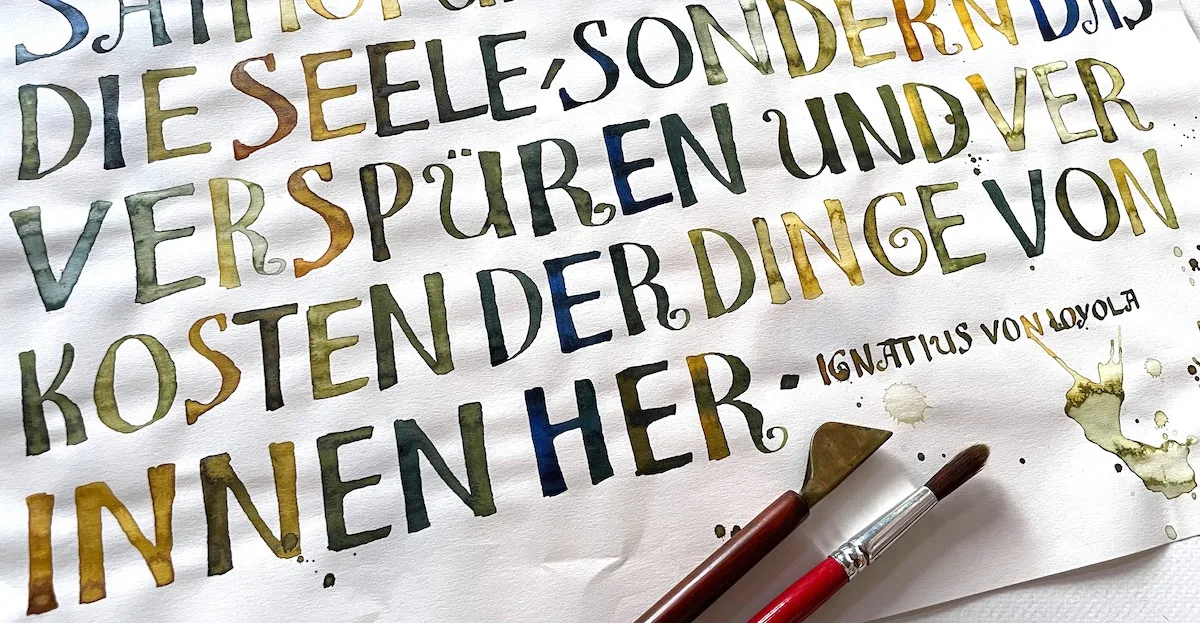 Handgeschriebener deutscher Text in Kalligrafie mit Pinsel, Aquarell-Buchstaben in Gold- und Grüntönen