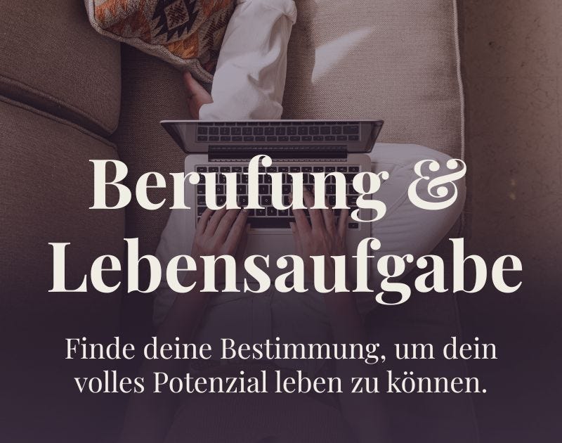 Person tippt auf Laptop, Text Berufung und Lebensaufgabe
