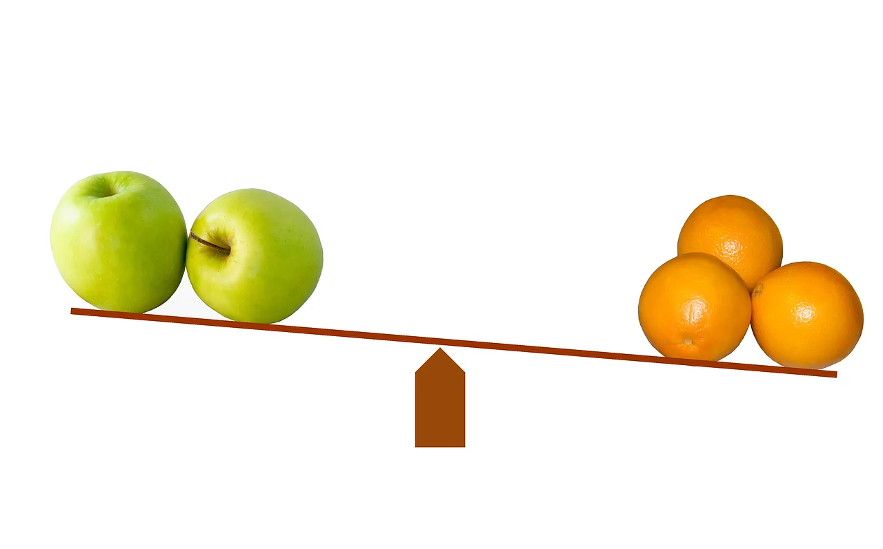 Bessere Bewertungen für WooCommerce – Plugin für Kundenrezensionen 6 Waagenschale mit grünen Äpfeln links und orangefarbenen Orangen rechts in Balance