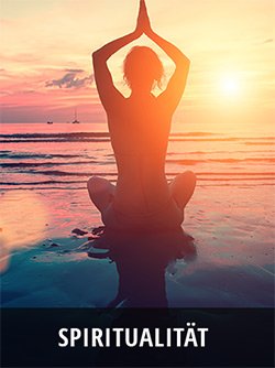 Silhouette einer Person in Yoga-Position bei Sonnenuntergang am Strand