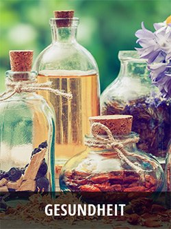 Verschiedene Glasflaschen mit Tinkturen und Kräutern