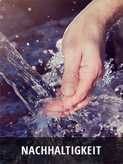 Hand berührt Wasser mit spritzenden Tropfen, atmosphärischer Hintergrund