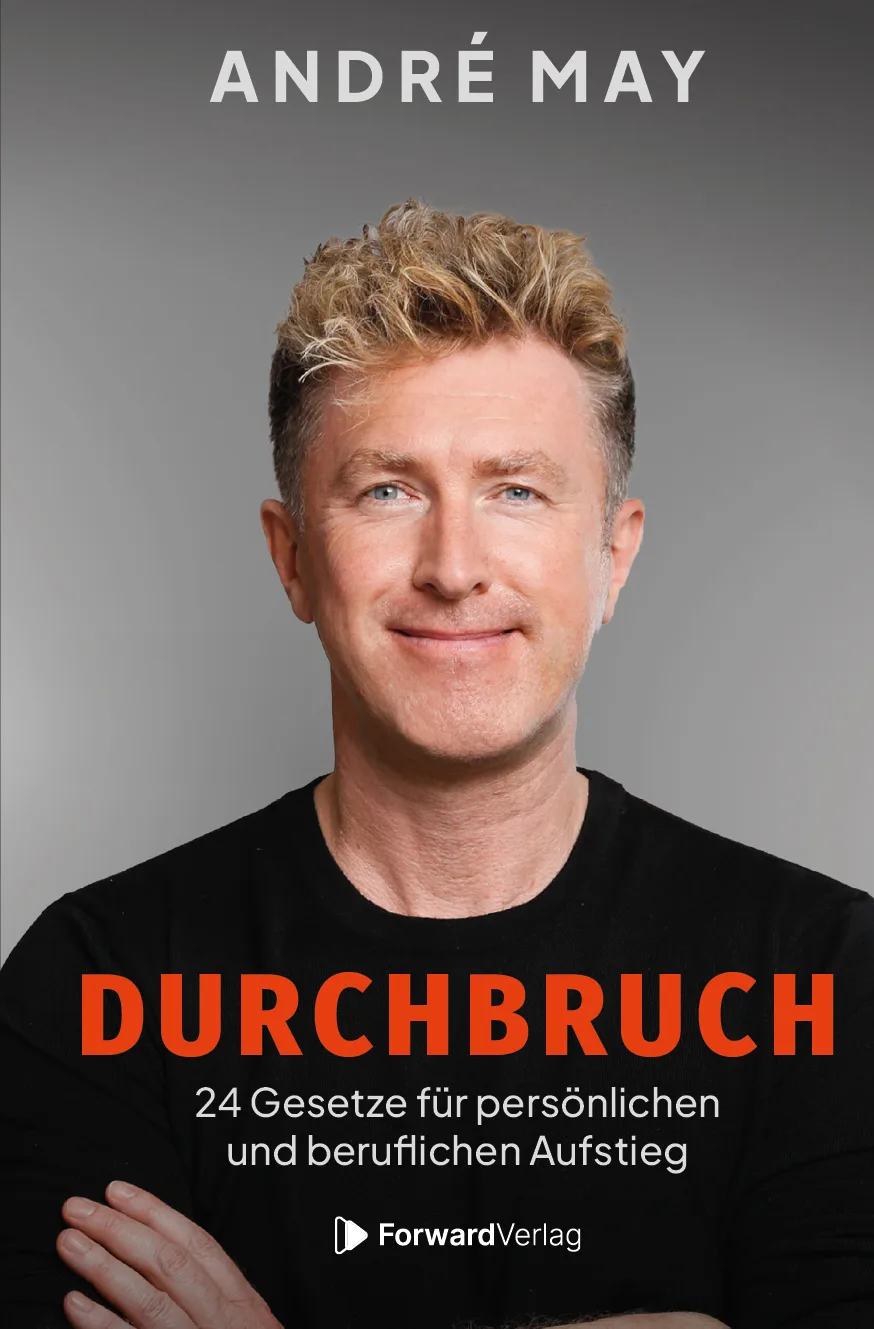 Buchcover Durchbruch von André May, Porträt des Autors in schwarzem T-Shirt mit orangenem Buchtitel und Untertitel