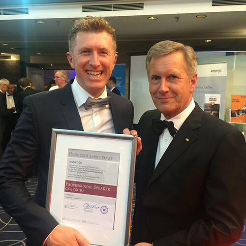 André May mit Bundespraesident Wulff bei Gala-Event, beide im Smoking, André May hält gerahmtes Zertifikat