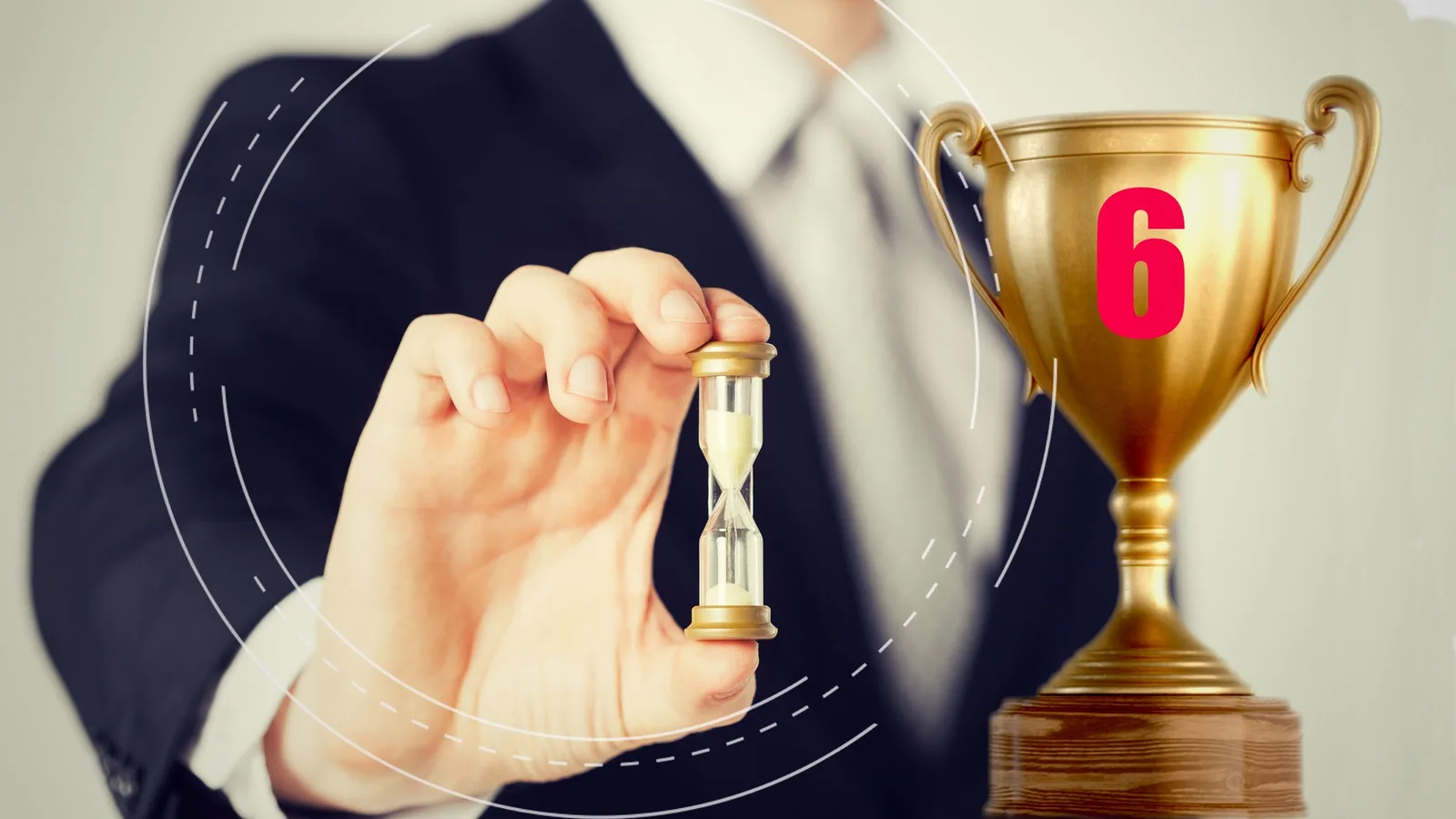 Best Practices und Zeitmanagement für Online-Dozenten 3 Kurs 6 Best Practices Hero-Bild mit Person, die Sanduhr hält, neben goldenem Pokal mit Nummer 6