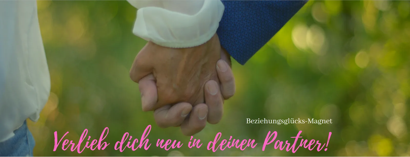 Verliebtes Paar hält sich an den Händen in grüner Landschaft, Text Beziehungsglücks-Magnet