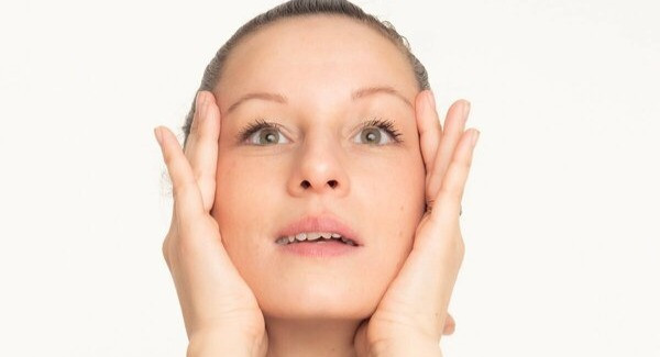Big Eyes Bootcamp – Face-Yoga-Videokurs für die Augenpartie 3 Frau mit Händen an den Wangen zeigt Face Yoga Anwendung