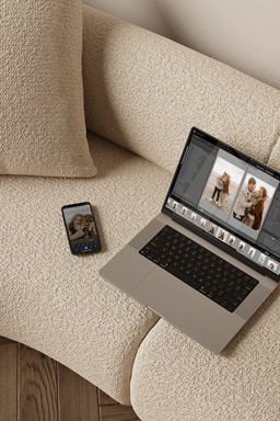 Laptop mit offener Bildbearbeitungs-Software und Smartphone daneben