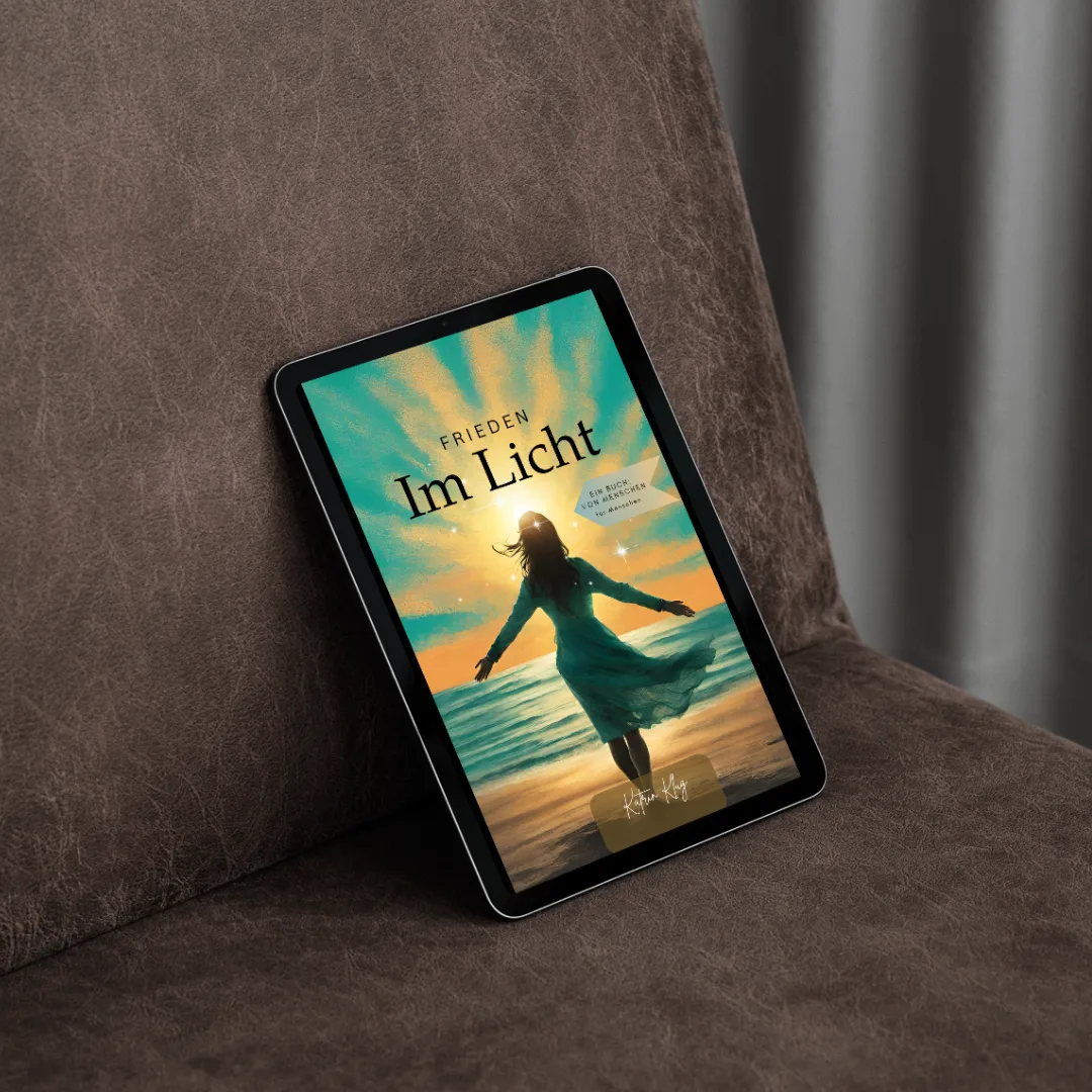 Tablet-Mockup mit Ebook-Cover Frieden im Licht von Katrin Klug auf Sessel