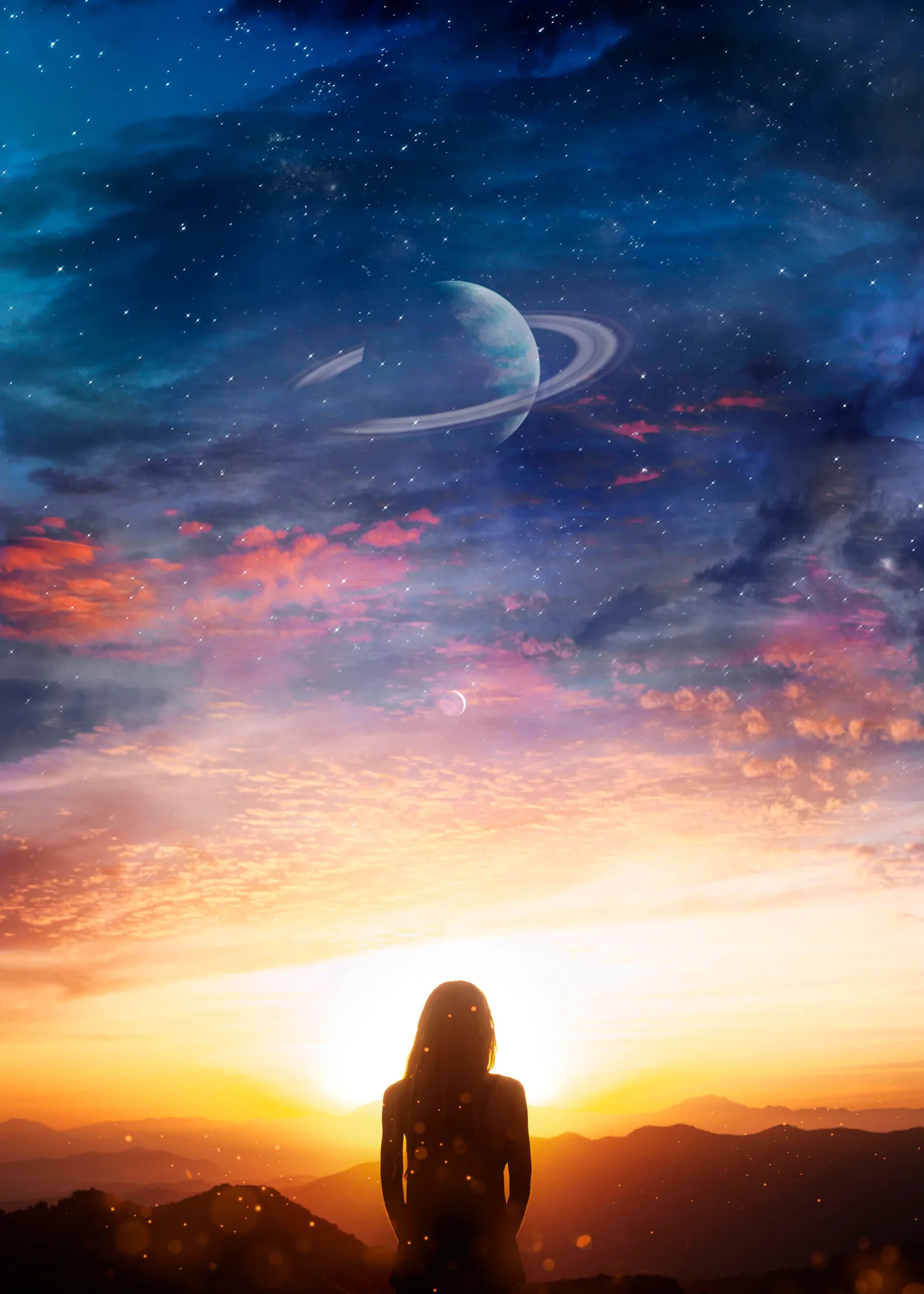 Frau von hinten schaut auf Planeten und Sternenhimmel bei Sonnenaufgang