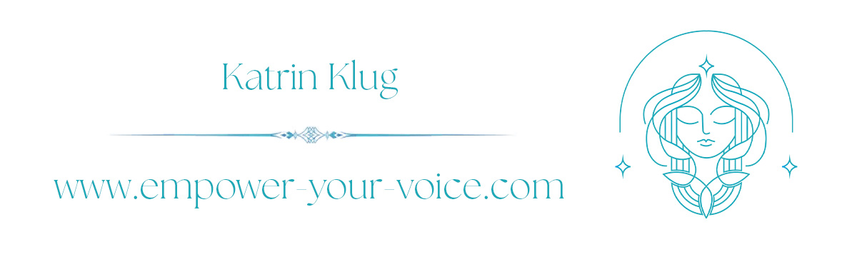 Hero-Banner mit Katrin Klug Name, Website und stilisierter Frauenzeichnung in Türkis