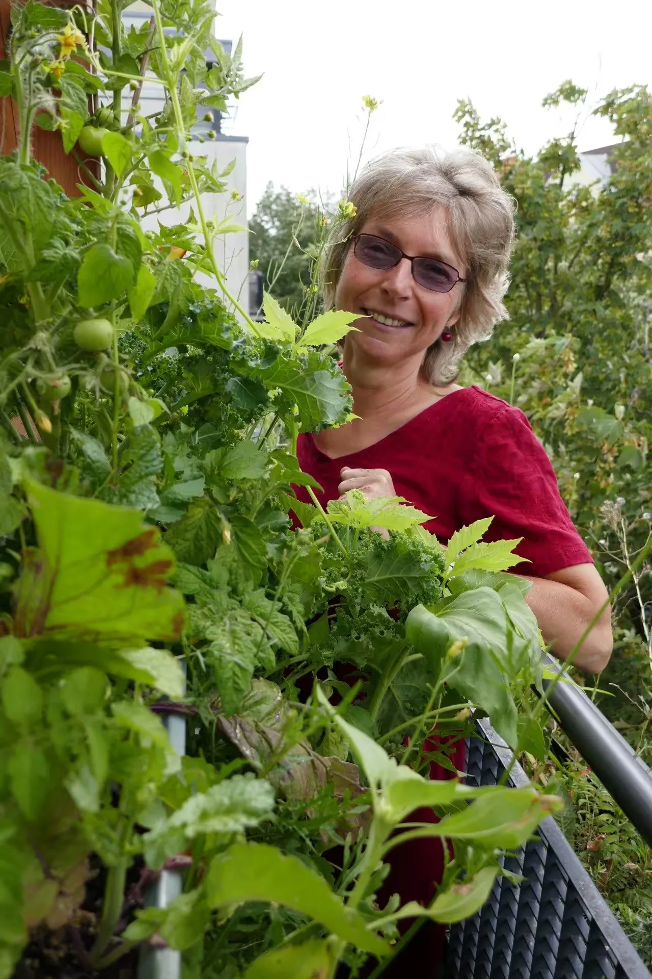 Birgit Schattling präsentiert Vertikalbeet und Naschbalkon