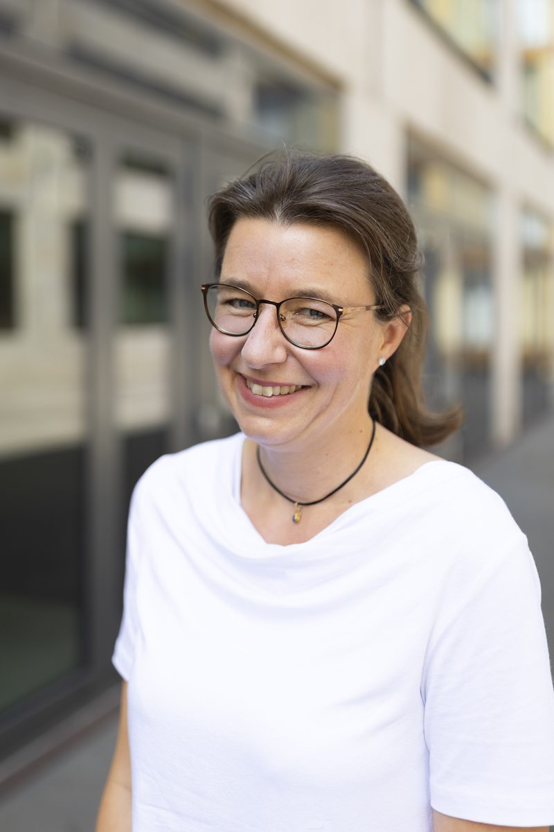 Dr. Ulrike Hanke, Autorin des Blended-Learning-Kurses, Portrait vor Gebäudefassade