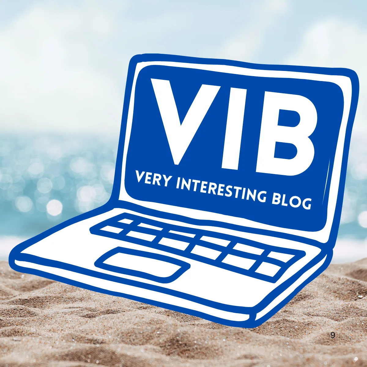 Blogtimize – Videokurs zur Blog-Optimierung von Judith Peters 3 Mockup eines blauen Laptops mit VIB-Logo und Schriftzug Very Interesting Blog auf Strand-Hintergrund