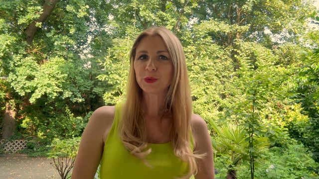 Frau mit blondem Haar, gelbes Top, Garten, Video-Standbild