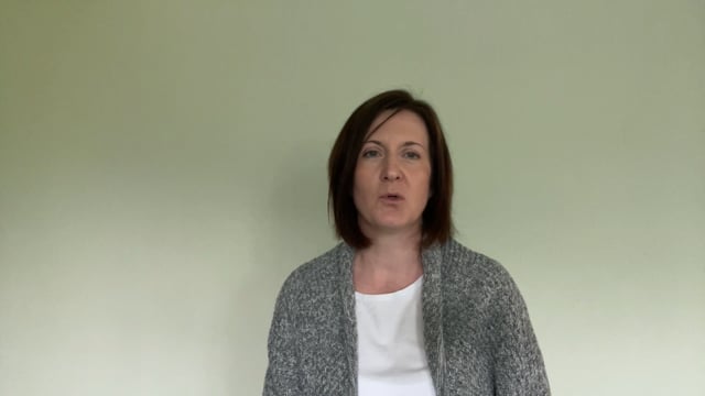 Frau mit grauem Cardigan, Video-Standbild, Kundenstimme