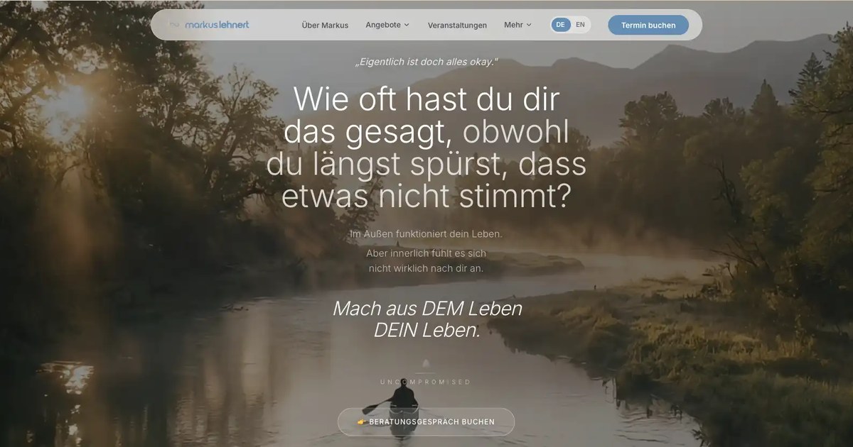 Hero-Banner mit See, Bergen und Nebel, Zitat über Körperweisheit