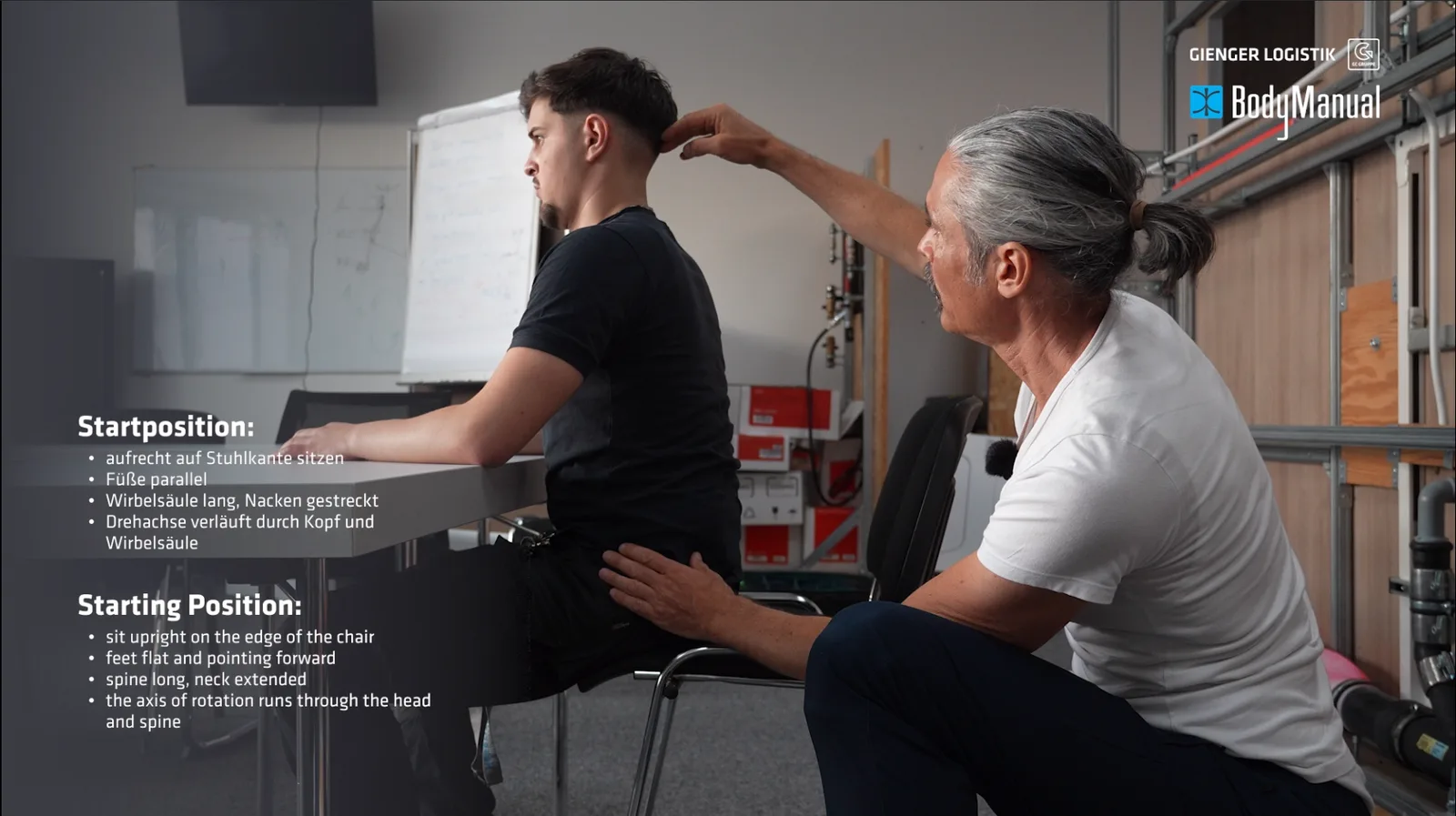 Bodymanual – Faszien-Kurs für Faszien & Beweglichkeit 3 Quirin Waldhauser führt Nackenrotation an jungem Mann durch, mit Startposition-Erklärungen und BodyManual-Logo