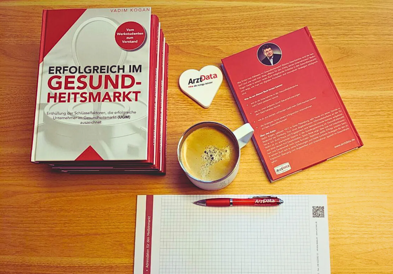 Erfolgreich im Gesundheitsmarkt – Buch, Hörbuch & eBook-Bundle 1 Buchpaket Erfolgreich im Gesundheitsmarkt von Vadim Kogan mit Kaffee, Herz-Notizblock und Kugelschreiber auf Holztisch