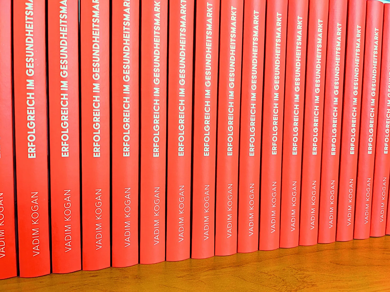 Erfolgreich im Gesundheitsmarkt – Buch, Hörbuch & eBook-Bundle 3 Reihe von roten Hardcover-Büchern Erfolgreich im Gesundheitsmarkt von Vadim Kogan mit Buchrücken-Text
