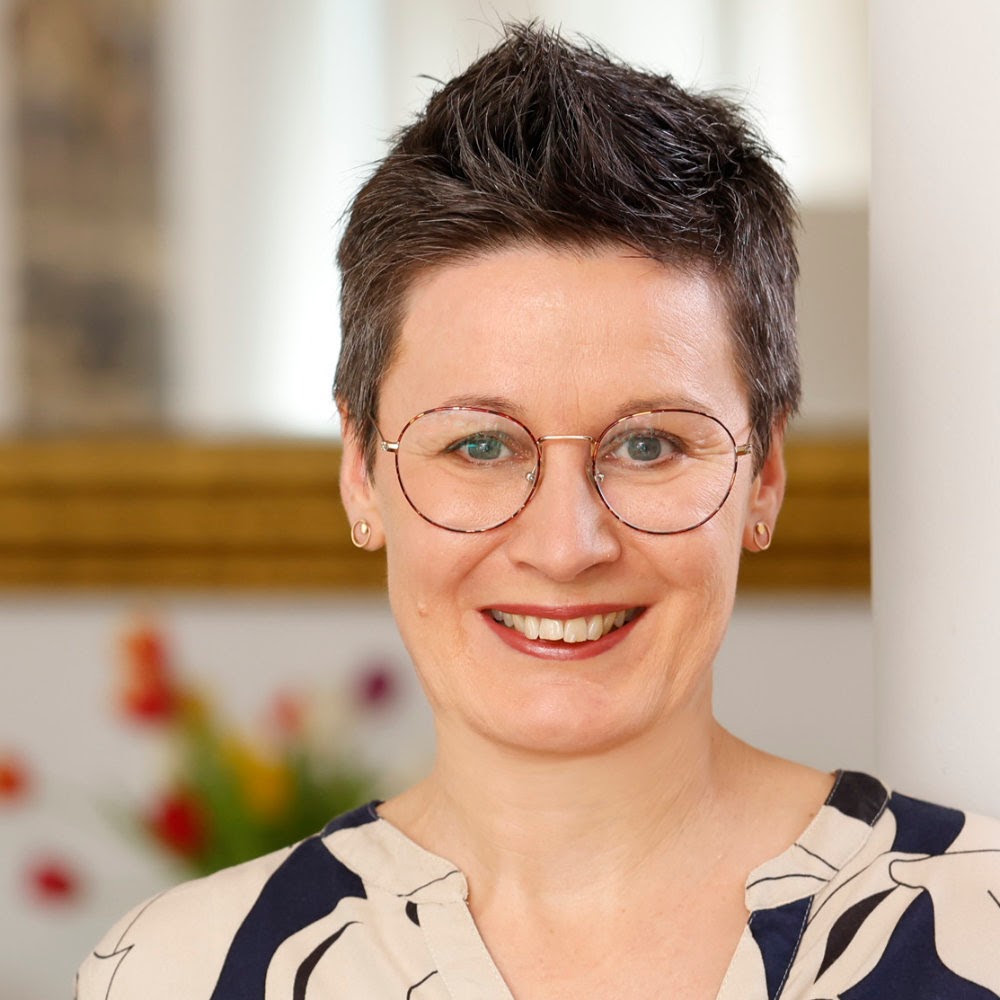 Porträt Liane Klar, Kursinstruktor mit Brille und grauem Blazer