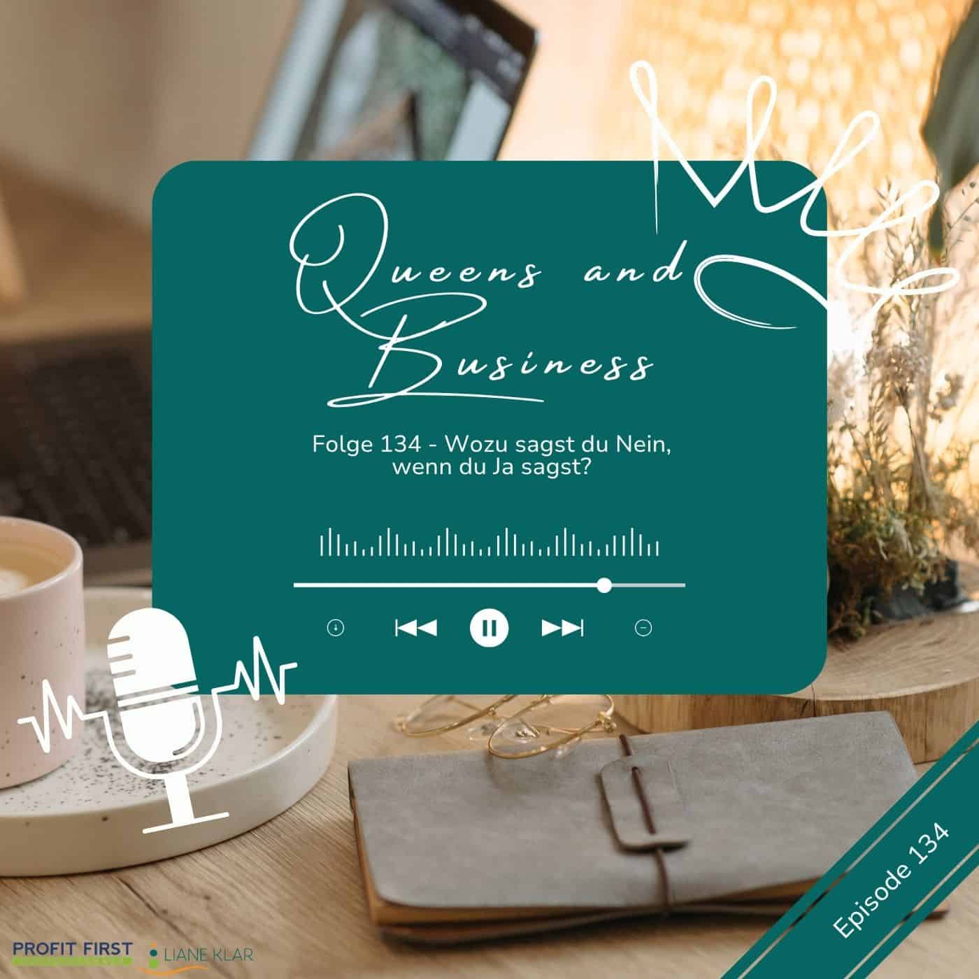 Podcast-Cover "Queens and Business Folge 134" mit Player-Elementen und Schreibtisch-Szenerie