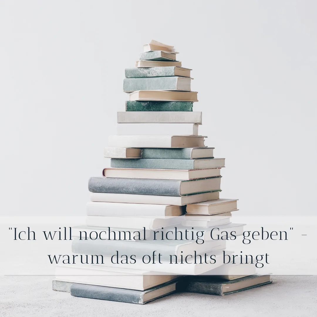 Buchmarketing Magie – Videokurs zur Autorenmarke 7 Stapel bunter Bücher mit Zitat "Ich will nochmal richtig Gas geben – warum das oft nichts bringt"
