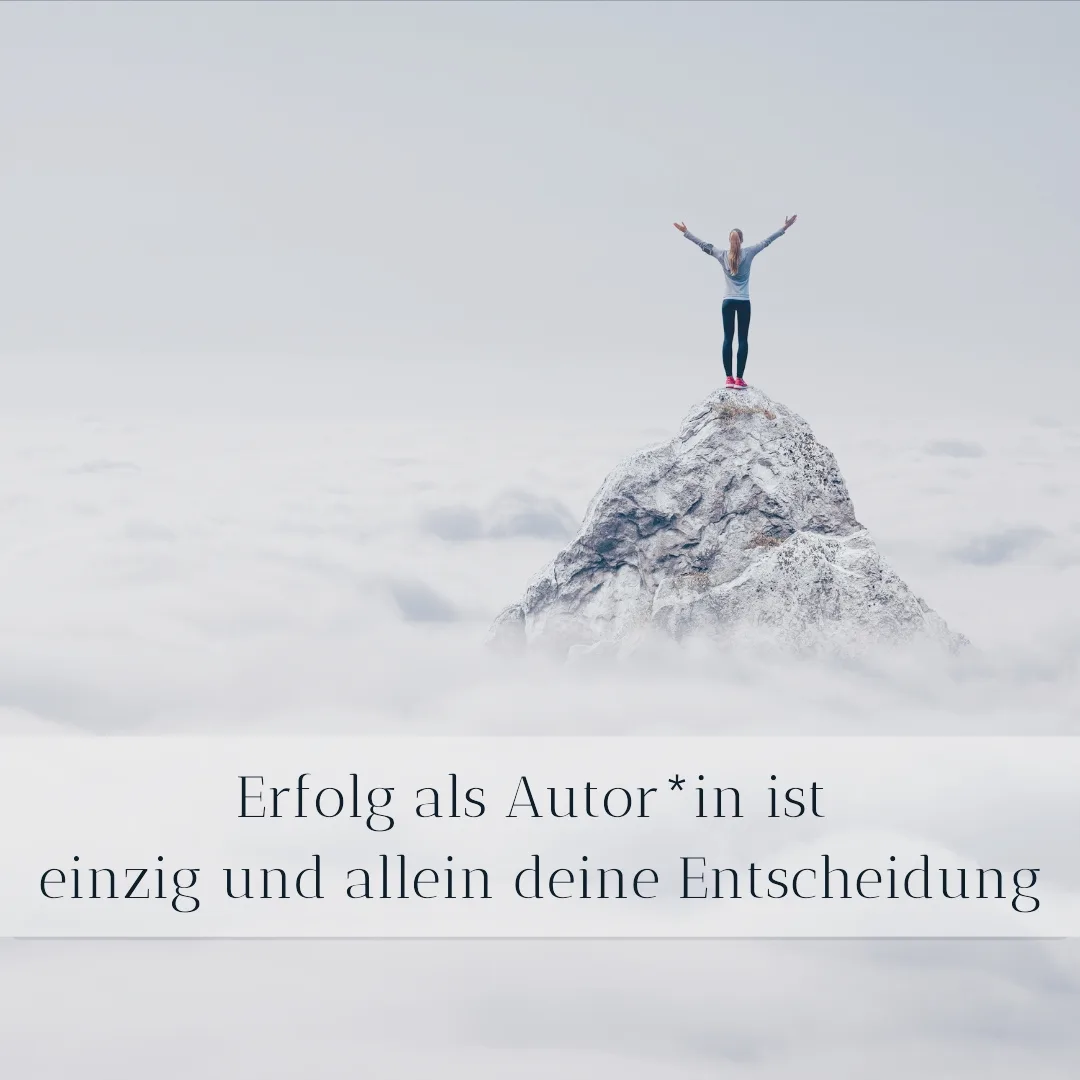 Buchmarketing Magie – Videokurs zur Autorenmarke 6 Frau mit ausgestreckten Armen auf Bergspitze über Wolken mit Zitat über Erfolg