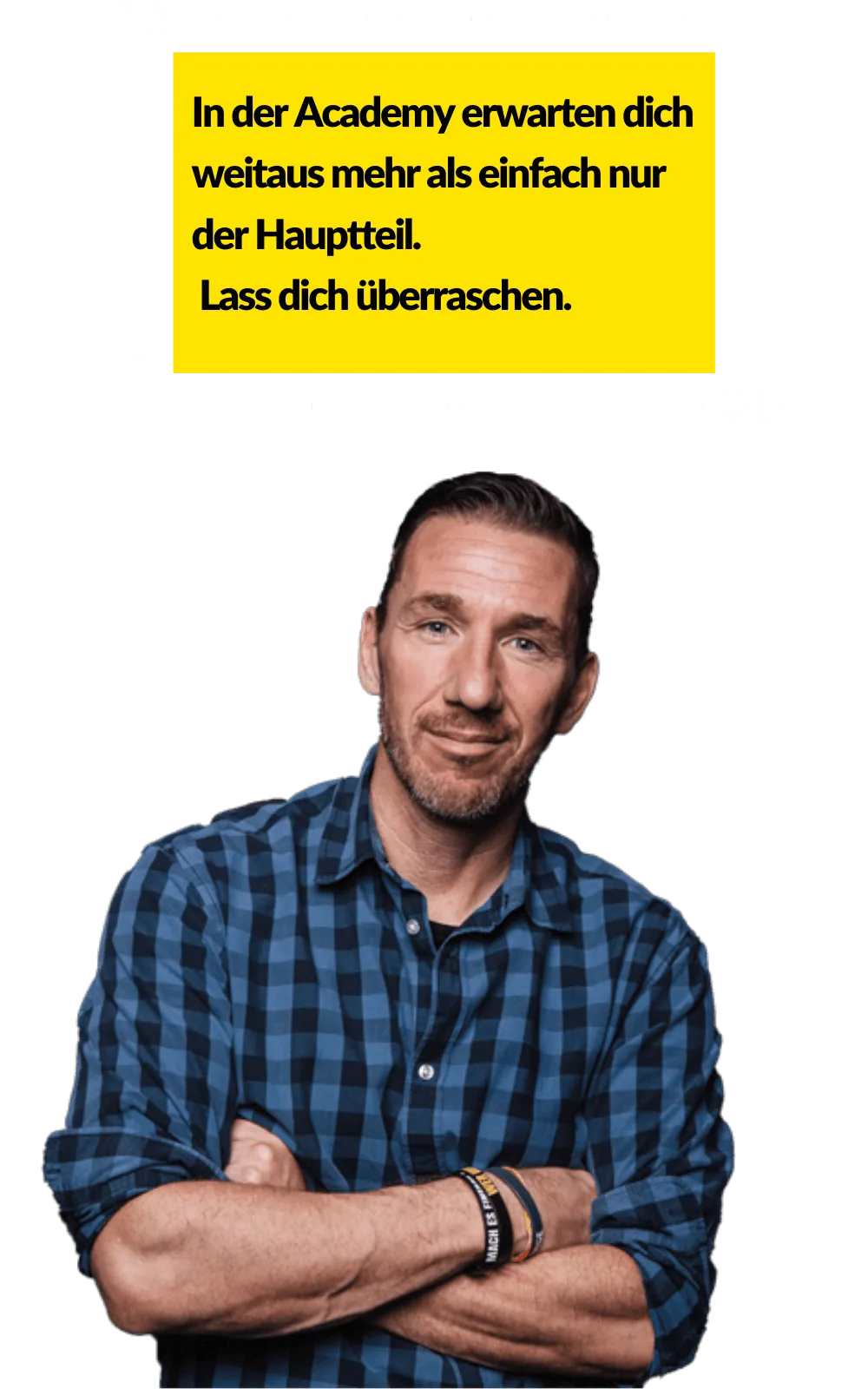 Calvin Hollywood im karierten Hemd mit gelbem Text: In der Academy erwarten dich weitaus mehr als einfach nur der Hauptteil.