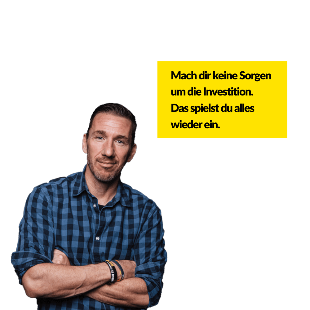 Mann im karierten Hemd mit gelbem Text-Kasten: Mach dir keine Sorgen um die Investition. Das spielst du alles wieder ein.