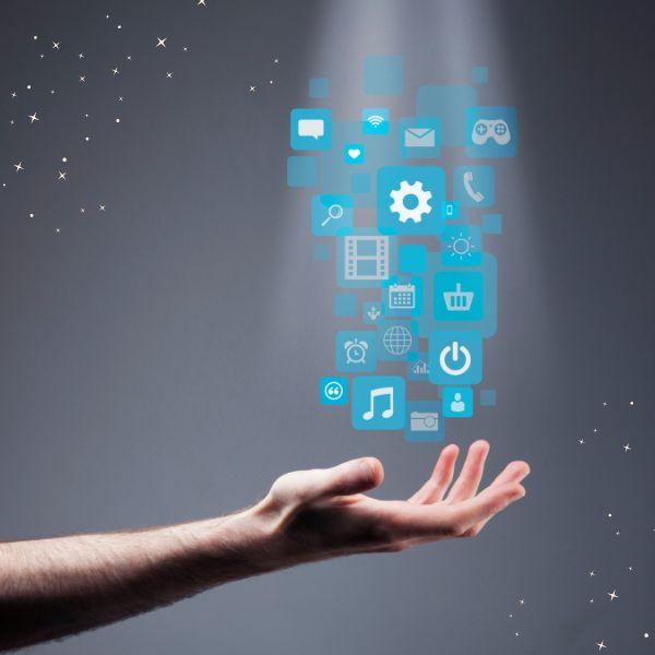 Hand hält blaue Icons von digitalen Tools und Apps
