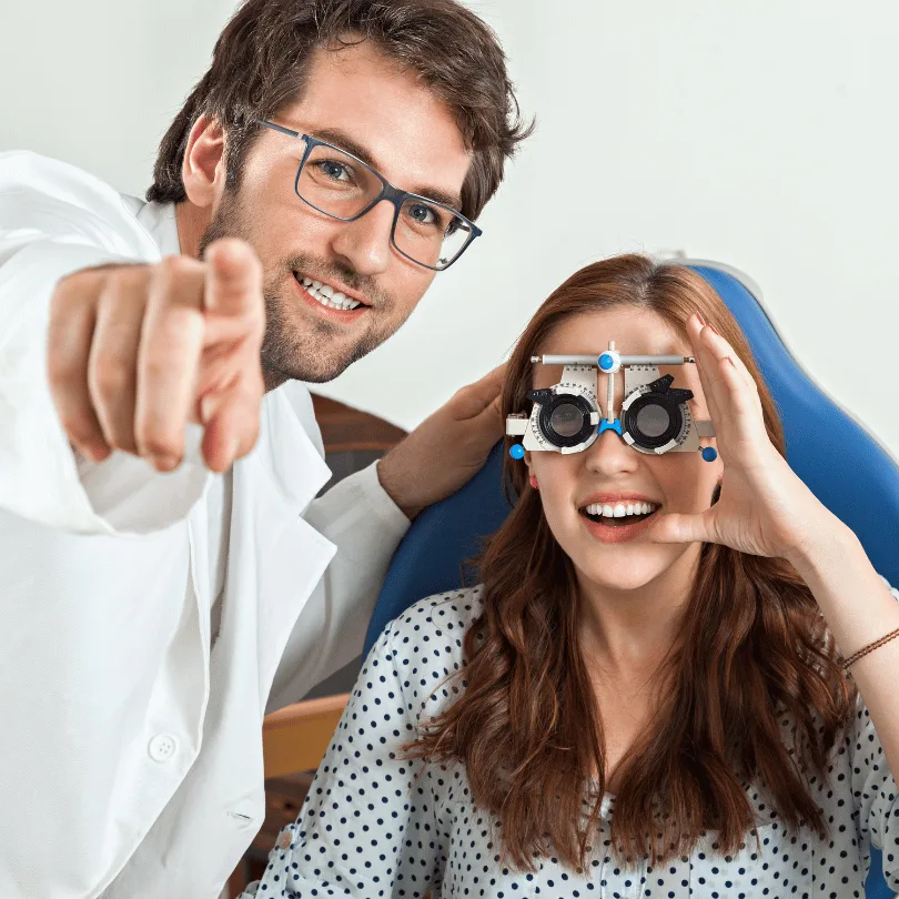 Optometrist mit Brille und Frau mit Refraktometer in Praxis