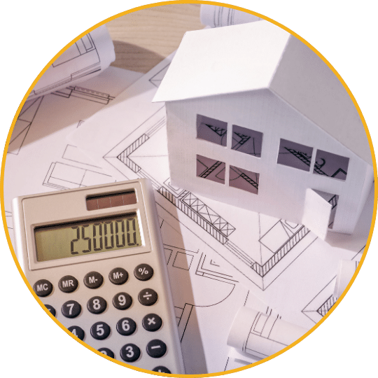 Hausmodell mit Bauplan, Taschenrechner und Kostenberechnung