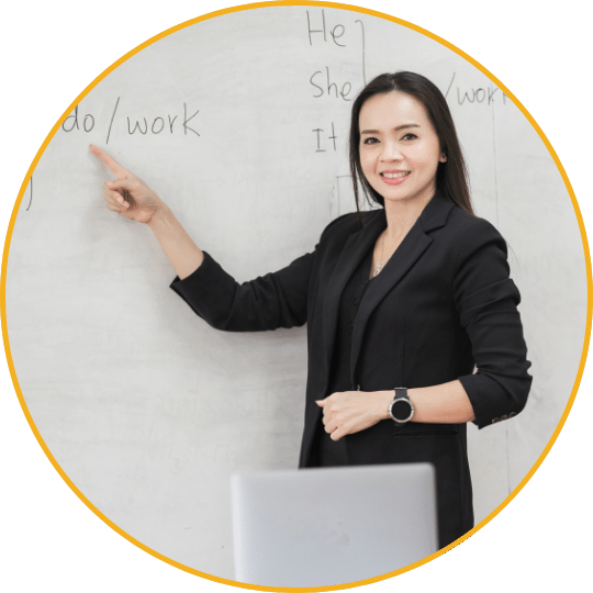 Frau in schwarzem Blazer zeigt auf Whiteboard mit Englischtext, Unterrichtssituation, 540×540 Pixel