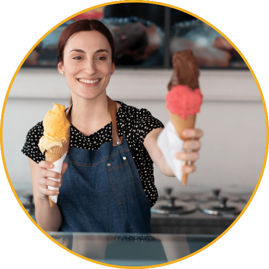 Businessplan Eiscafé – Vorlage mit Excel-Finanzplan von Dirk Leimkuhl 20 Junge Frau in Schürze mit Eiscafé-Betrieb hält zwei Eisbecher, eine Vanille und eine Erdbeer