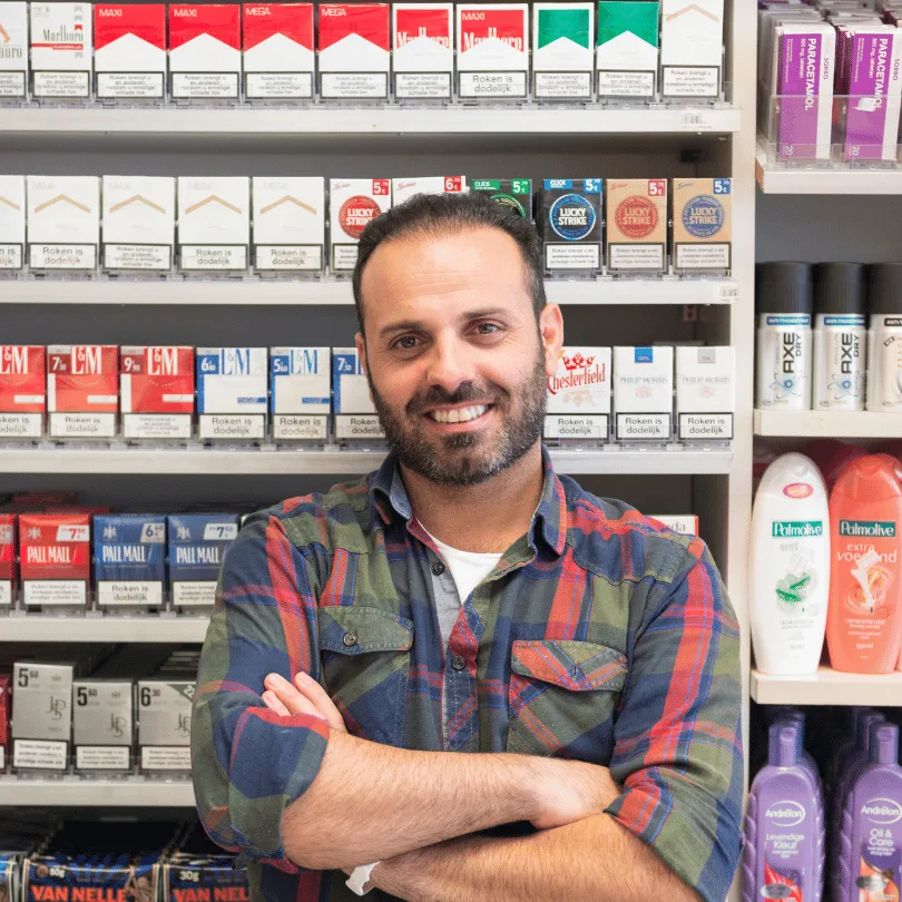 Businessplan Kiosk – Vorlage mit Finanzplan von Dirk Leimkuhl 3 Mann mit kariertem Hemd vor Kiosk-Regal mit Zigaretten und Produkten