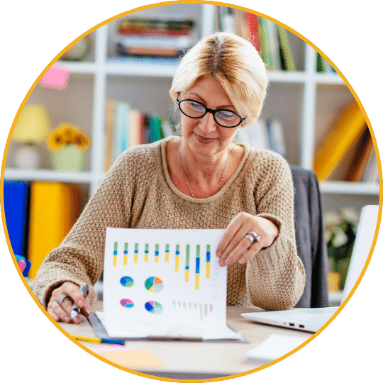 Frau mit Brille präsentiert Marketing-Analyse-Grafiken mit Diagrammen und Charts