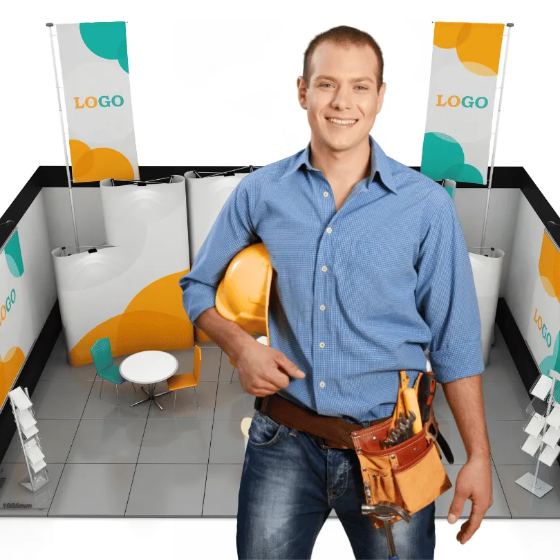 Junger Handwerker mit Schutzhelm vor Messebau-Stand mit Flaggen und Logo-Bannern