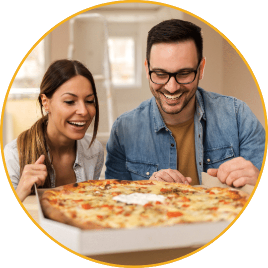 Paar genießt Pizza, Mann und Frau lachen beim Essen, gelber Rahmen, Größe 540×540