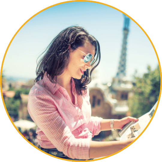 Businessplan Reiseveranstalter von Dirk Leimkuhl 11 Frau mit Sonnenbrille und rosa Hemd in einer antiken Stadt mit Eiffelturm Ausblick, hält Tablet