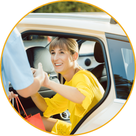 Businessplan Taxiunternehmer – Vorlage mit Finanzplan zur Gründung 11 Taxifahrerin in gelbem Shirt im Auto mit Daumen hoch, gelber Rahmen, freundliche Geste